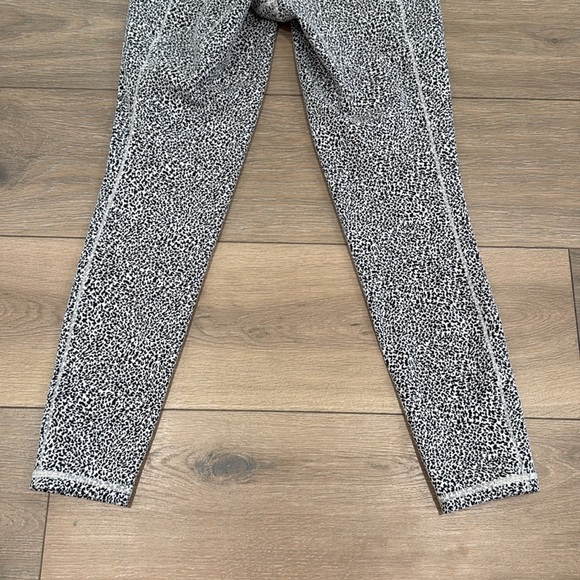 ATHLETA White Black Salutation Stash II‎ Pocket Textured 7/8 Tight Leggings ST - Picture 7 of 14